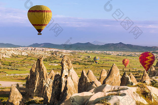 热气球飞越土耳其卡帕多西亚地区