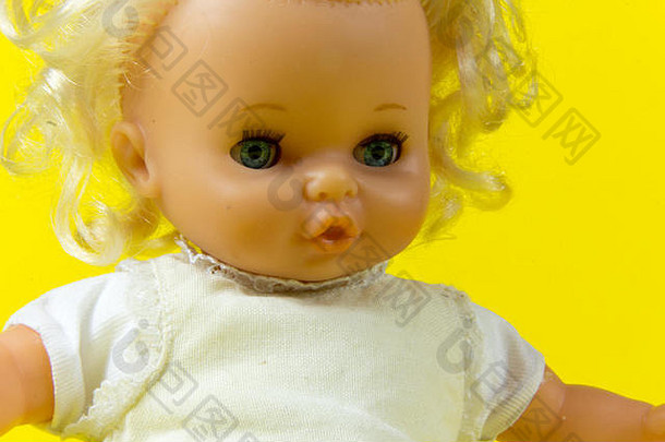 复古洋娃娃，洋娃娃，木偶，旧玩具，复古，黄色背景，蓝色眼睛，<strong>金色头发</strong>，婴儿，婴儿，孩子气