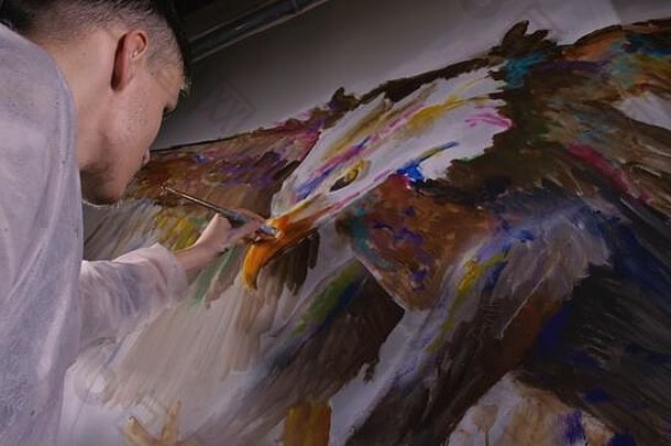 艺术家设计师吸引了鹰墙工匠装饰油漆图片丙烯酸石油颜色画家画家穿着油漆外套室内