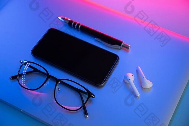 彩色的背景移动PC眼镜笔耳机前视图业务概念