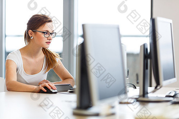 一个漂亮的女学生看着桌面电脑屏幕，得知关于她考试成绩的不愉快消息。大学/办公室/