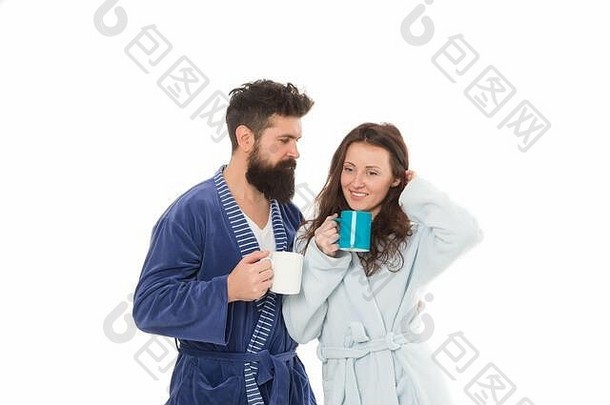 舒适的时刻。<strong>分批</strong>冲泡是用机器辅助将咖啡倒在上面。酿造特色咖啡很容易。一对穿着家常服的夫妇享受早晨的咖啡。男人和女人穿着浴衣喝咖啡。