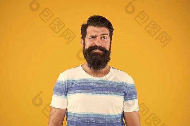 加入我的行列。暑假穿条纹衬衫的家伙。理发店概念。男人留着胡子，留着黄色背景的长胡子。暑假夏季风格。快乐的水手。