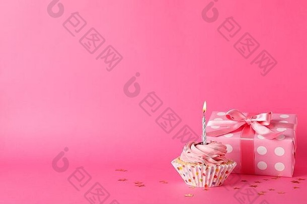 粉红色背景上的纸杯蛋糕和礼品盒构成，文本空间