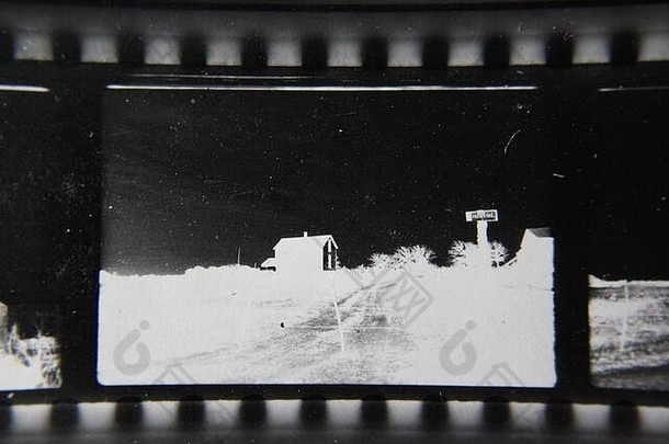 精美的70年代复古接触式黑白极端照片，拍摄一座山上的乡村别墅。