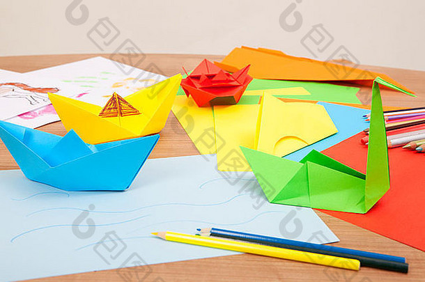 放在桌子上折叠物品的彩色纸