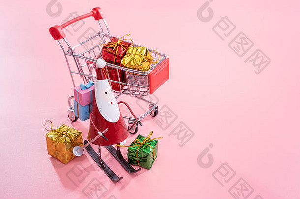 圣诞节购物概念迷你红色的商店车电车圣诞老人老人玩具礼物盒子孤立的苍白的粉红色的背景空白复制空间关闭