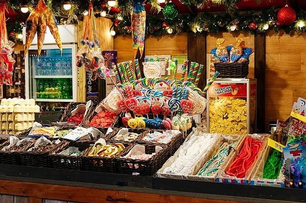伦敦欧洲分类色彩斑斓的糖果糖果零食摊位圣诞节市场莱斯特广场伦敦