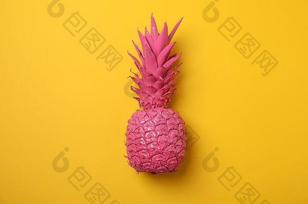 画粉红色的菠萝黄色的背景空间文本