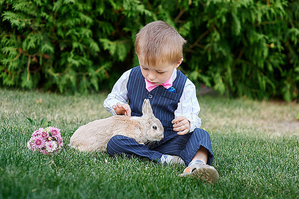男孩西装玩兔子草