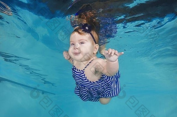 可爱的胖乎乎的女孩背心裙潜水水下游泳池