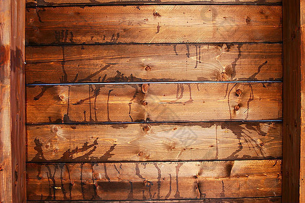 深色木梁天花板