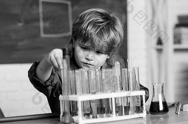 天才学生。化学分析。科学概念。神童在做化学实验。男孩在化学教室里使用显微镜试管。孩子们学习化学。生物技术和药学。