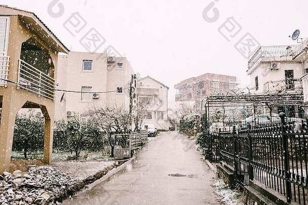 黑山布德瓦被雪覆盖的街道。温暖气候中罕见的一种现象。