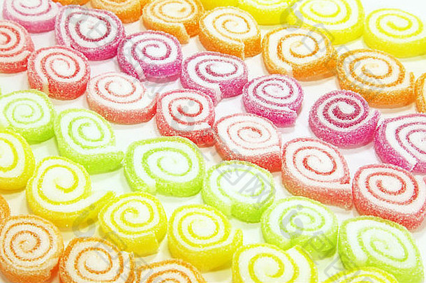 五颜六色的糖果堆成一大堆，作为抽象