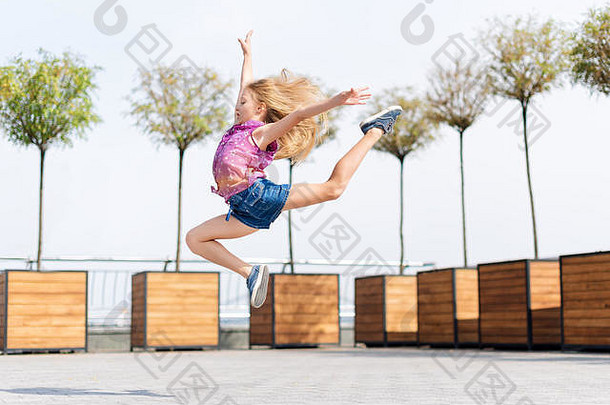 活跃的孩子女孩体操运动员跳跳舞街年轻的女孩杂技演员女孩订婚了体操