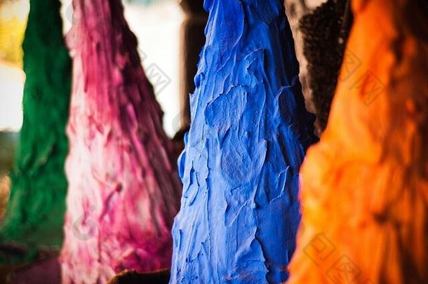 摩洛哥阿特拉斯山切夫查乌恩市场上的彩色颜料