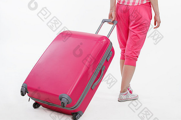 带着粉红色手提箱的女旅行者。