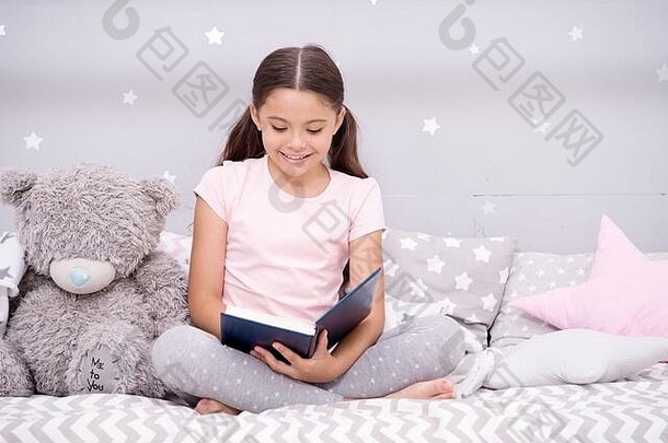 做梦大女孩孩子床上读书泰迪熊豪华的玩具愉快的时间舒适的卧室女孩孩子可爱的睡衣放松读书书爱最喜欢的仙女演讲文学爱好