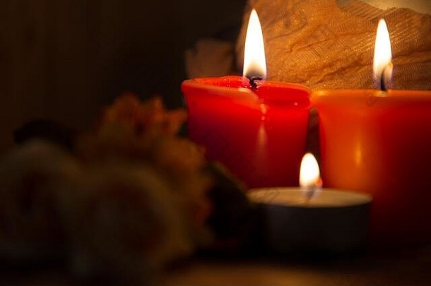 浪漫的点燃蜡烛的爱情活动或温泉