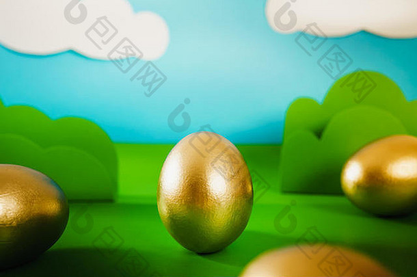绿色春天背景上的金色复活节彩蛋