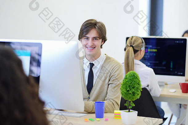 坐在台式电脑前的快乐的家伙