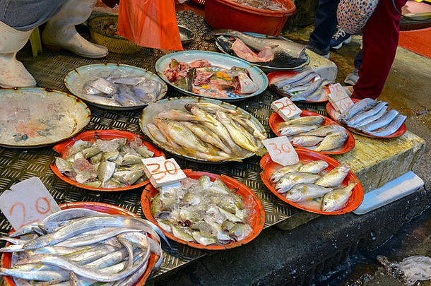 中国<strong>香港</strong>亚洲市场的新鲜鱼和海鲜出售的街头食品