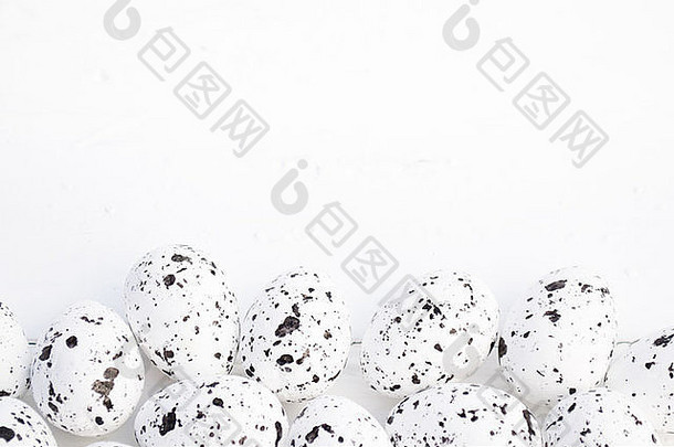 鹌鹑蛋又小又鲜艳。它们可以生吃或煮熟，在许多国家被认为是美味佳肴。