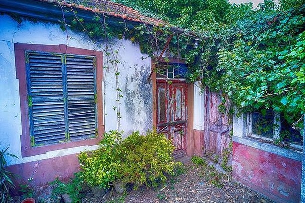 欧盟葡萄牙马德拉岛度假胜地桑塔纳村空房子上的乡村百叶窗