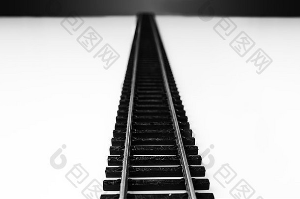 一条玩具铁路线驶向远方的特写镜头