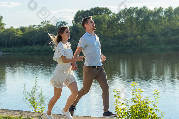 爱的关系概念快乐男人。女人运行公园湖