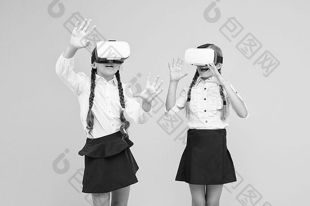 探索增强现实。经验交流和管理项目。孩子们使用现代虚拟现实技术。虚拟现实。虚拟现实耳机。未来教育。儿童和女学生戴无线VR眼镜。