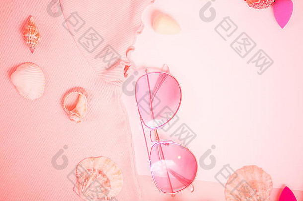摘要粉红色的背景对象夏天配件奶油眼镜贝壳复制空间服装配件概念