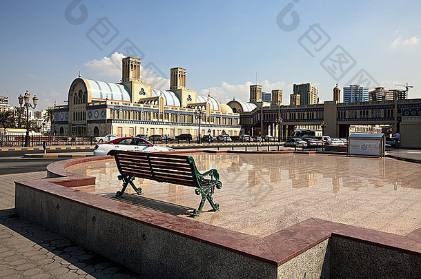 沙迦中央区前广场的长凳。