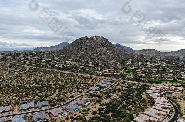 亚利桑那州凤凰城斯科茨代尔山区和沙漠景观旁的<strong>高档</strong>豪华别墅鸟瞰图