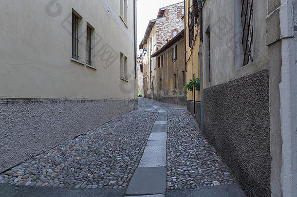 狭窄的街布雷西亚城市铺平道路石头图片意大利