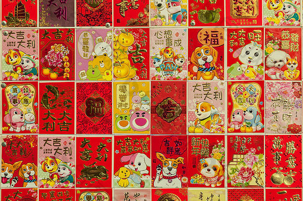 一系列不同的红包设计，以庆祝农历新年，狗年，显示在唐人街，旧金山，加利福尼亚。