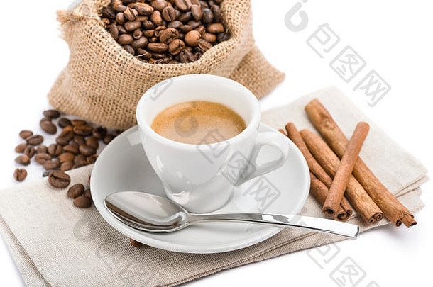 一杯餐巾上的咖啡，帆布袋装满咖啡豆和肉桂，白色背景