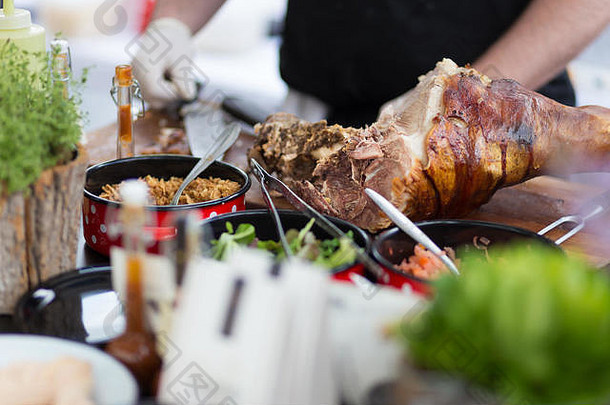 斯洛文尼亚卢布尔雅那街头美食节上，Cheff在街头小摊上提供传统肉类<strong>菜</strong>肴。