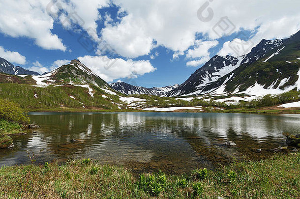 夏天景观堪察加半岛美丽的视图山范围瓦奇卡热茨山湖云蓝色的天空阳光明媚的一天