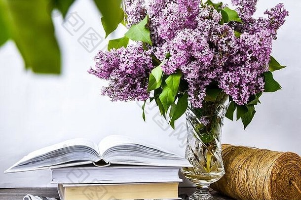 淡紫色春天花花束玻璃花瓶表格绳子书