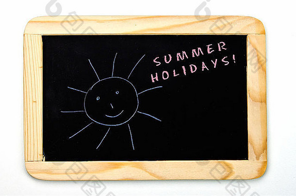 一块有太阳和暑假便条的黑板