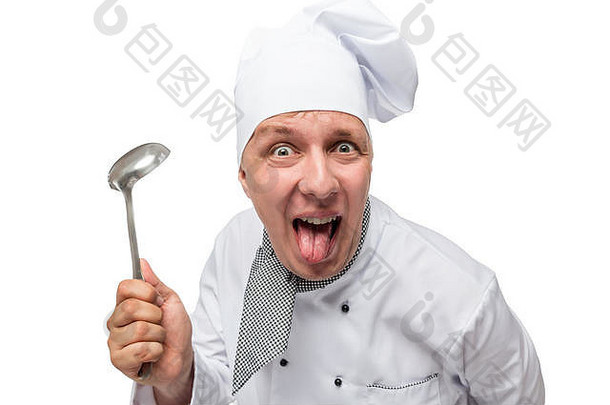 滑稽的疯狂厨师拿着勺子在白色背景上露出舌头