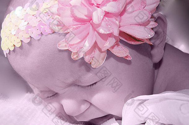 婴儿女孩可爱的粉红色的头巾哭