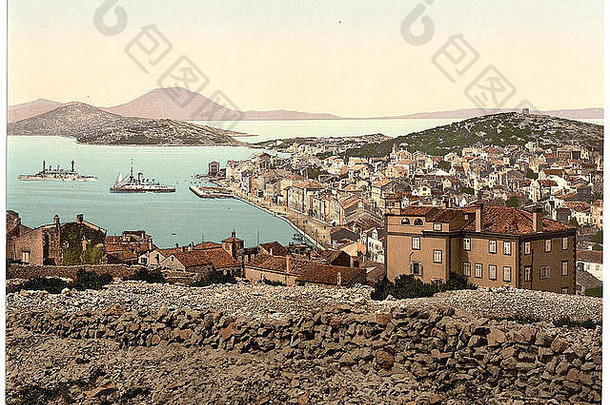 复古摄影彩色景观，以港口城镇或村庄、湖泊或海洋为特色，包含各种居住元素，包括人、船和其他元素