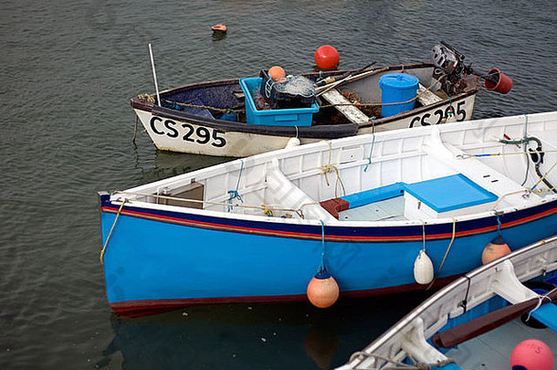 停泊在英国康沃尔郡戈兰港的近海渔船