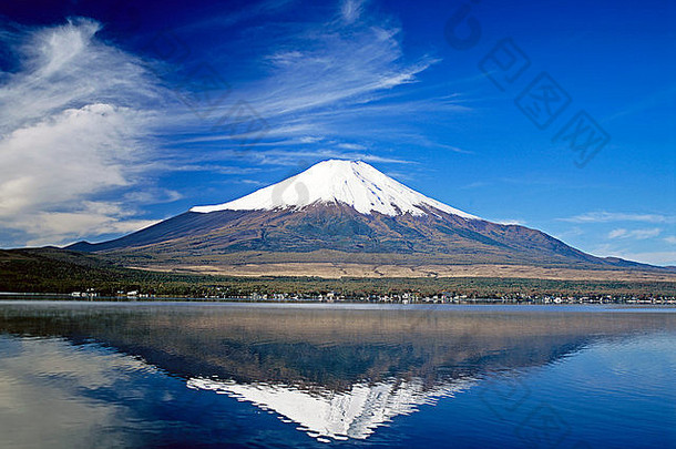 富士山倒映在日本本州山中湖上