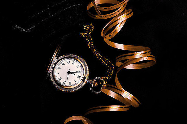 等待新的一年-复古手表显示五到十二和装饰丝带黑色