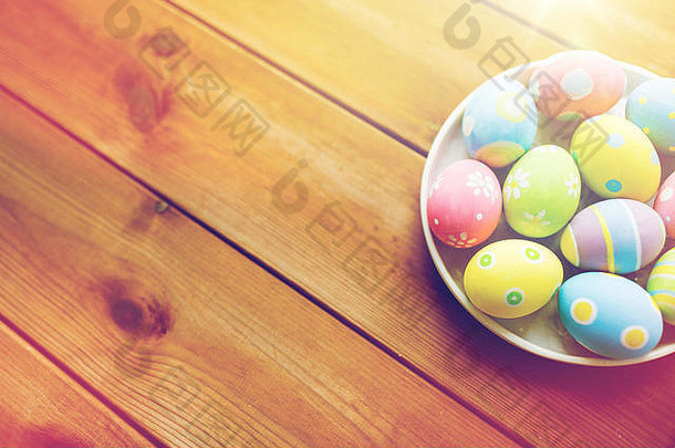盘子上彩色复活节彩蛋的特写镜头