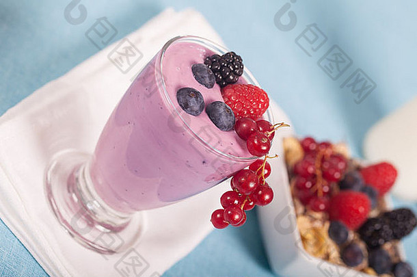 玻璃新鲜的美味的酸奶浆果水果